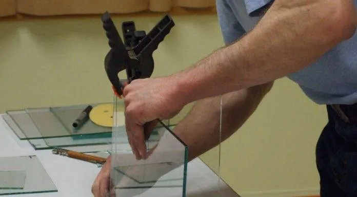 Aquarium en verre collé : dimensions, découpage et collage des glaces Fabriquer son aquarium en verre collé